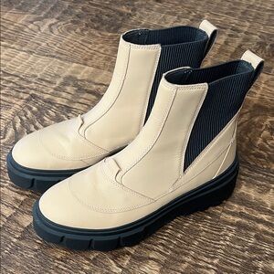 Sorel Beige Ankle Boots with Black Elastic